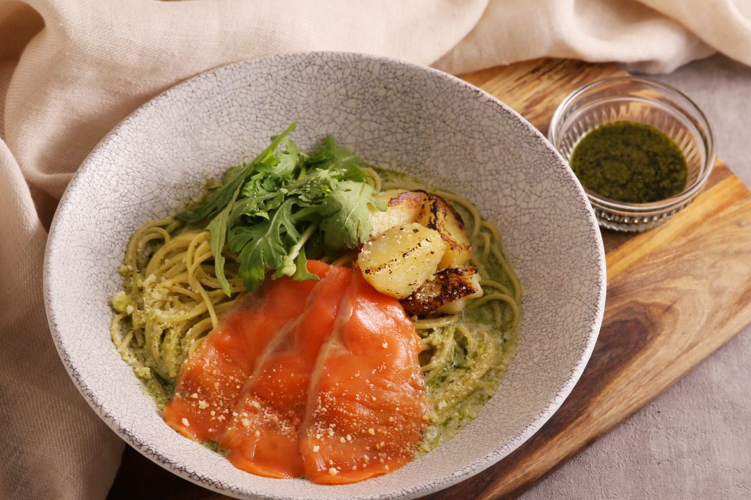 スモークサーモンときたあかりのバジルクリームパスタ