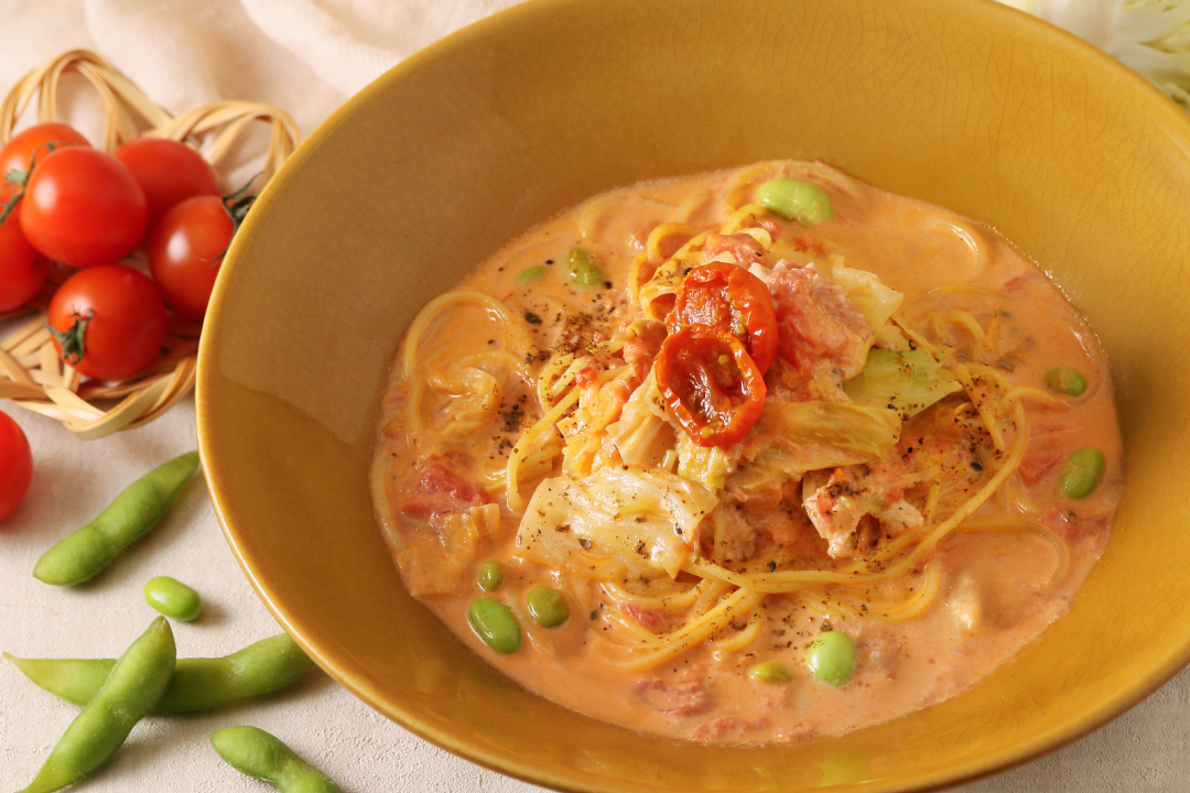 春キャベツとコンポークのトマトクリームパスタ